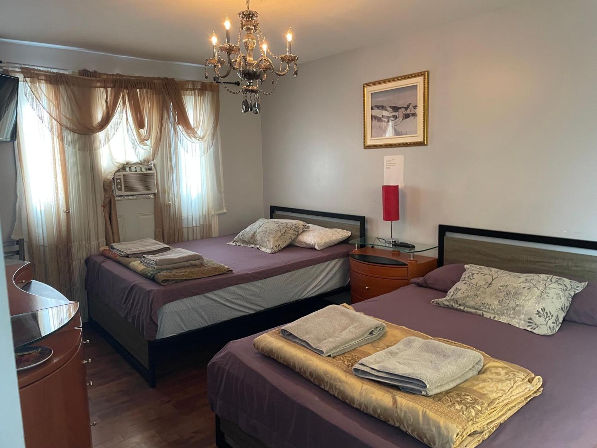 Homestay Self Service Small Breakfast, 2 Double Beds Private *
